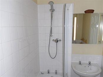 The Riverside 3* Lechlade